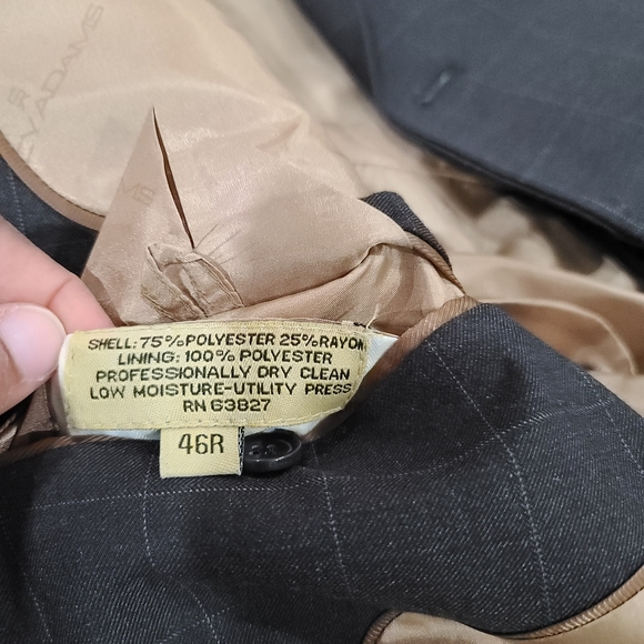 Stacy Adams Gold 2-Piece Men’s Suit With SA Engraved Gold Lapel Pin Size 46R/40R - Picture 6 of 15